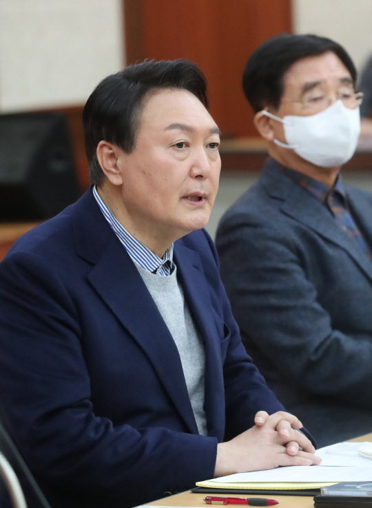 윤석열 국민의힘 대선후보가 1일 오후 충남 천안시 서북구 충남북부상공회의소에서 열린 기업인 간담회에서 인사말을 하고 있다.연합뉴스